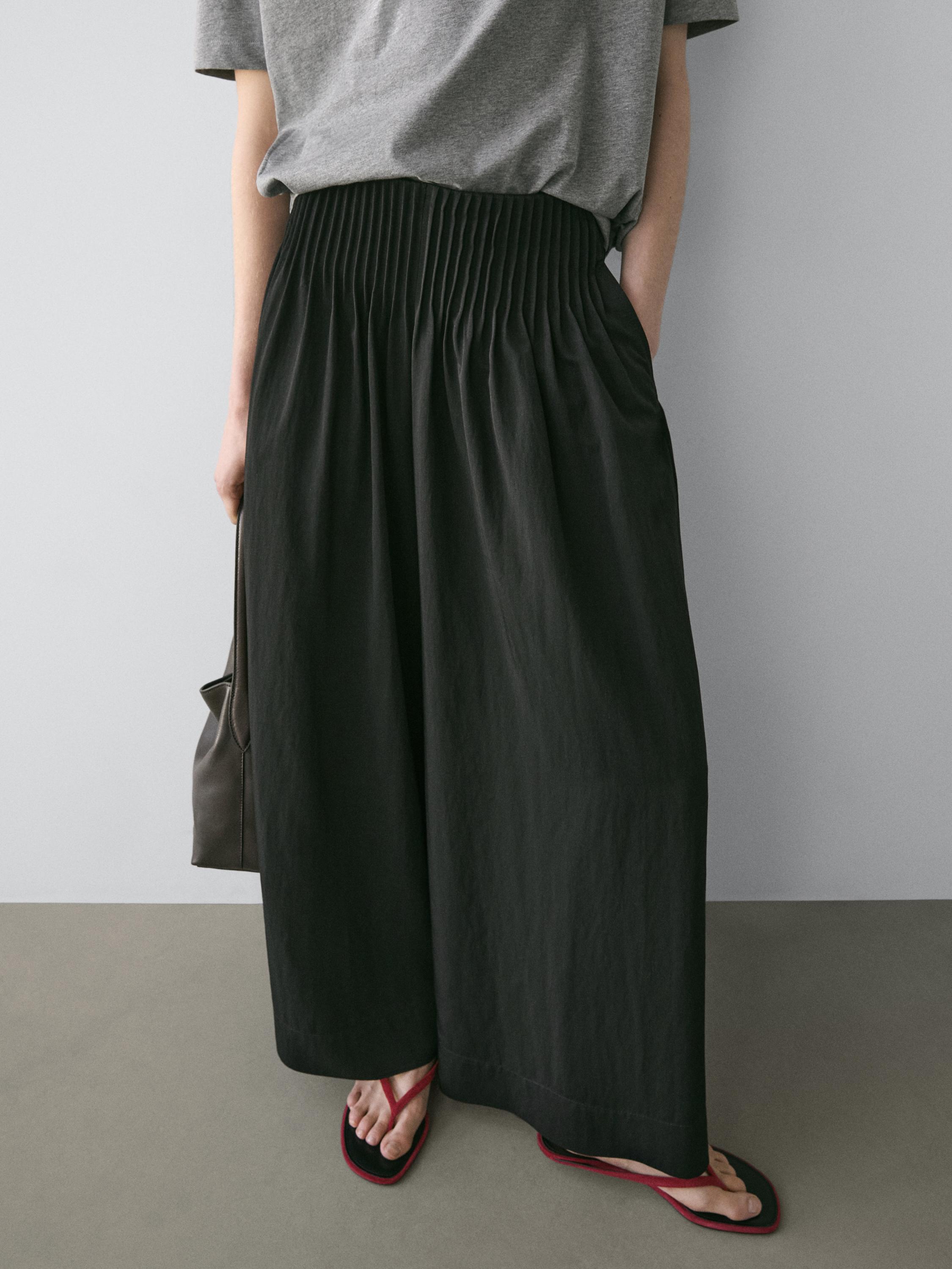 Flowing wide-leg pants